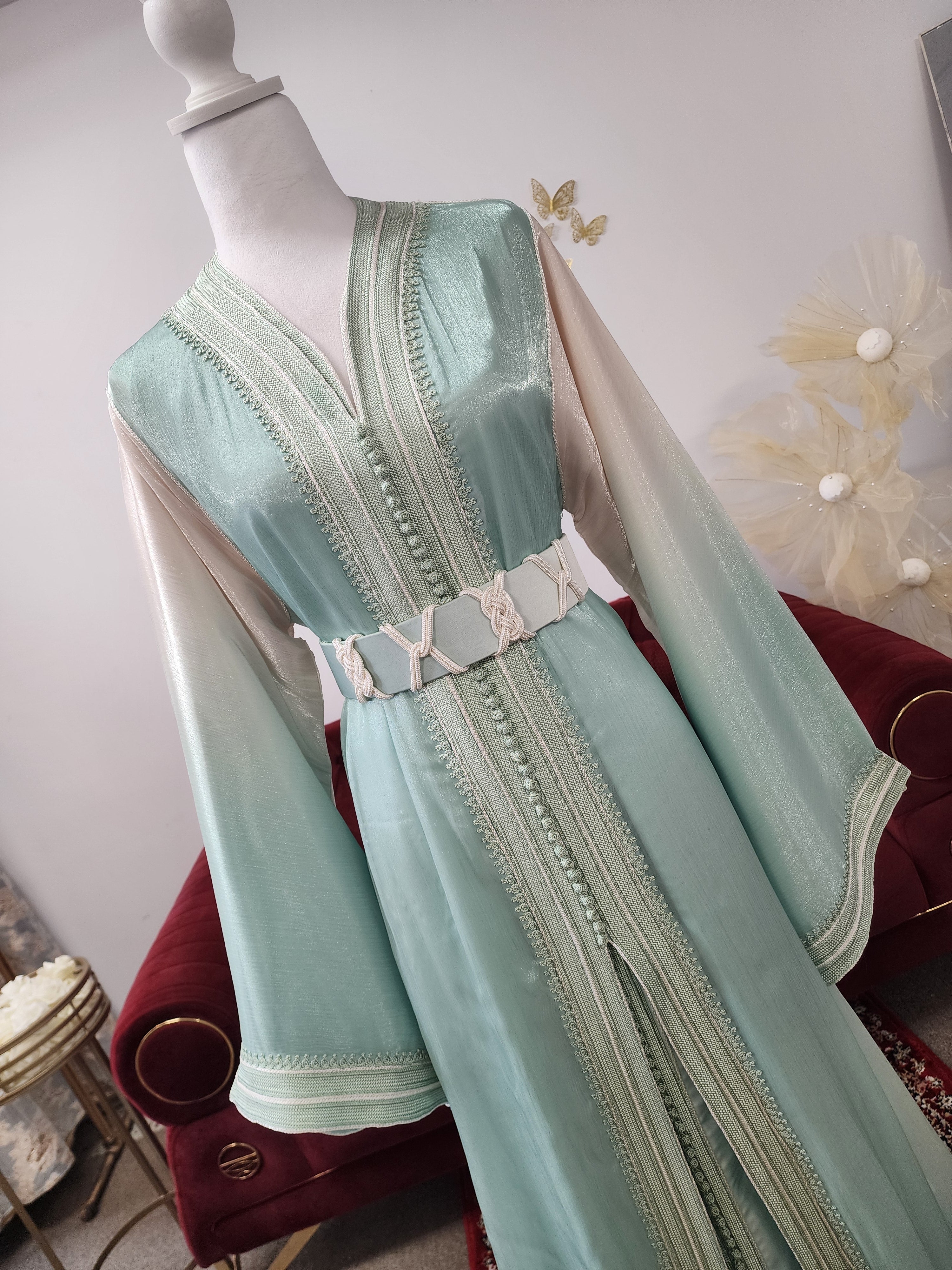Crêpe de soie
Broderie artisanale dorée et argentée
Perlage à la main
Deux pièces
Ceinture traditionnelle incluse
Doublure noire
Longueur : 160 cm
Taille unique
Fabriqué au Maroc
Livraison au Canada et aux États-Unis
