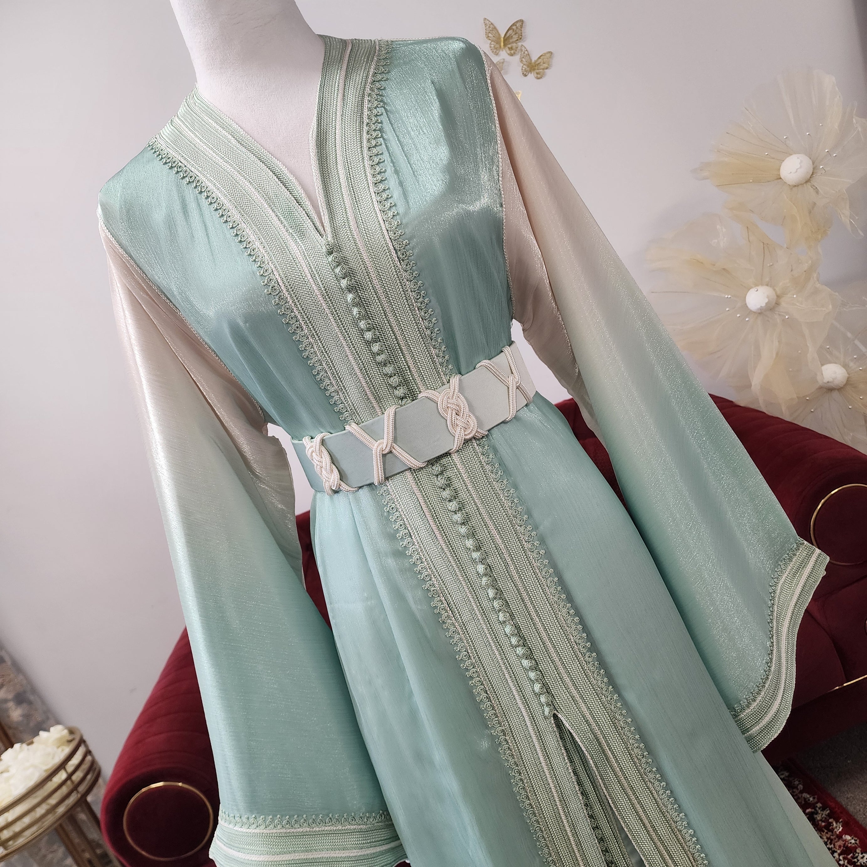 Crêpe de soie
Broderie artisanale dorée et argentée
Perlage à la main
Deux pièces
Ceinture traditionnelle incluse
Doublure noire
Longueur : 160 cm
Taille unique
Fabriqué au Maroc
Livraison au Canada et aux États-Unis