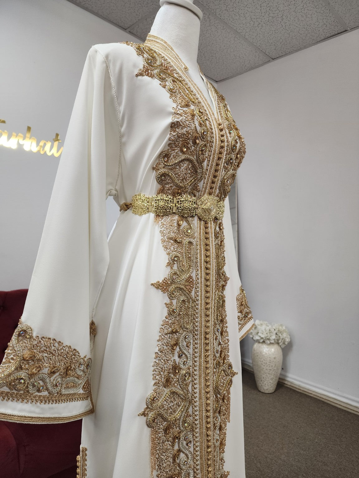 Maison Farhat – Caftan Ivoire Doré – Éclat Royal – vue 3