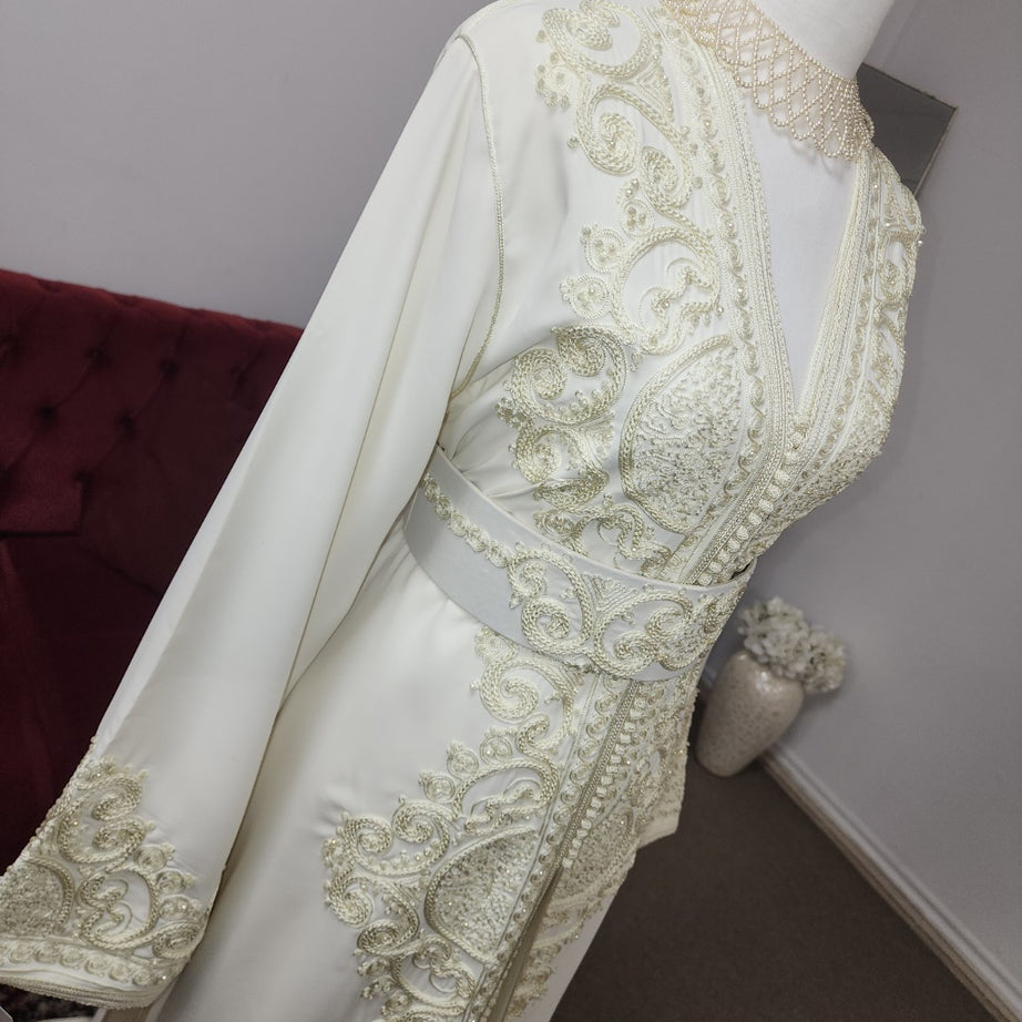 Maison Farhat – Caftan Ivoire Impérial – Broderies ton sur ton – vue 3