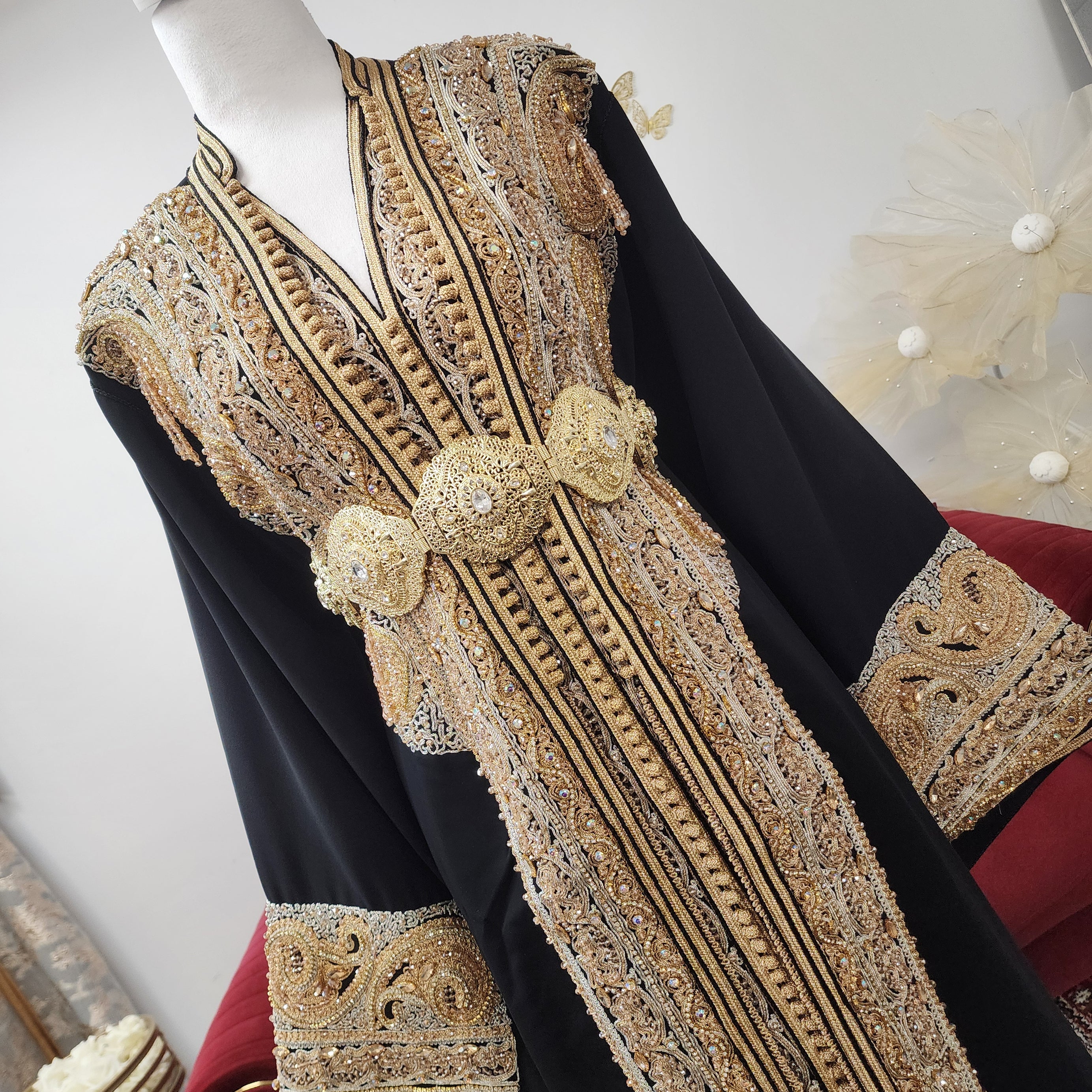Luxury black Moroccan caftan handcrafted in Morocco with hand-beaded gold and silver embroidery, silk crepe fabric, matching belt, available in Canada and USA by Maison Farhat
Caftan marocain noir de luxe en crêpe de soie avec broderie artisanale dorée et argentée, perlage à la main, fabriqué au Maroc, disponible au Canada et aux États-Unis par Maison Farhat.